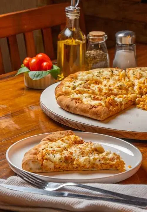 Foto de pizza exibida no cardápio oficial da Primu's