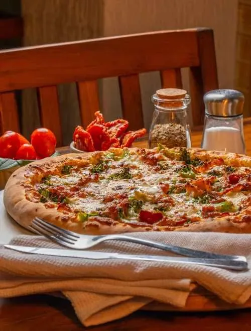 Foto de pizza exibida no cardápio oficial da Primu's